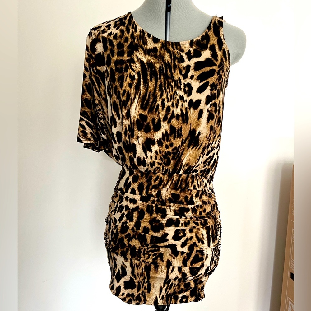 FOREVER 21 leopard rushed asymmetrical sleeve dress